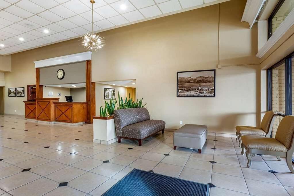 Clarion Inn & Suites, 로스웰 외부 사진